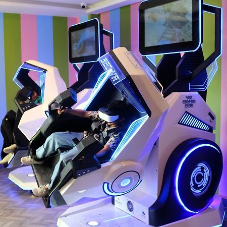 Lagoona Beach Luxury Resort And Spa Manáma Kültér fotó A racing simulator