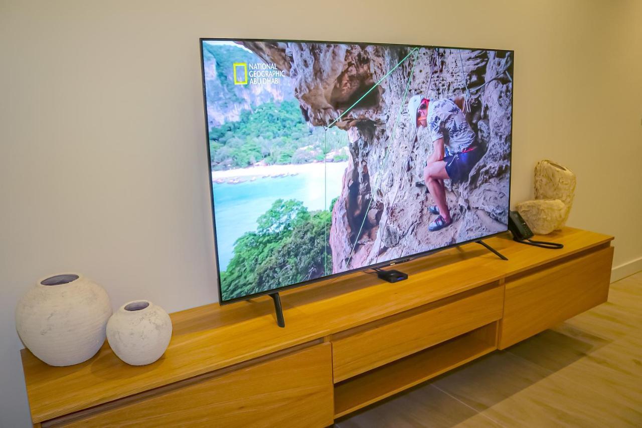 Lagoona Beach Luxury Resort And Spa Manáma Kültér fotó A 4K television