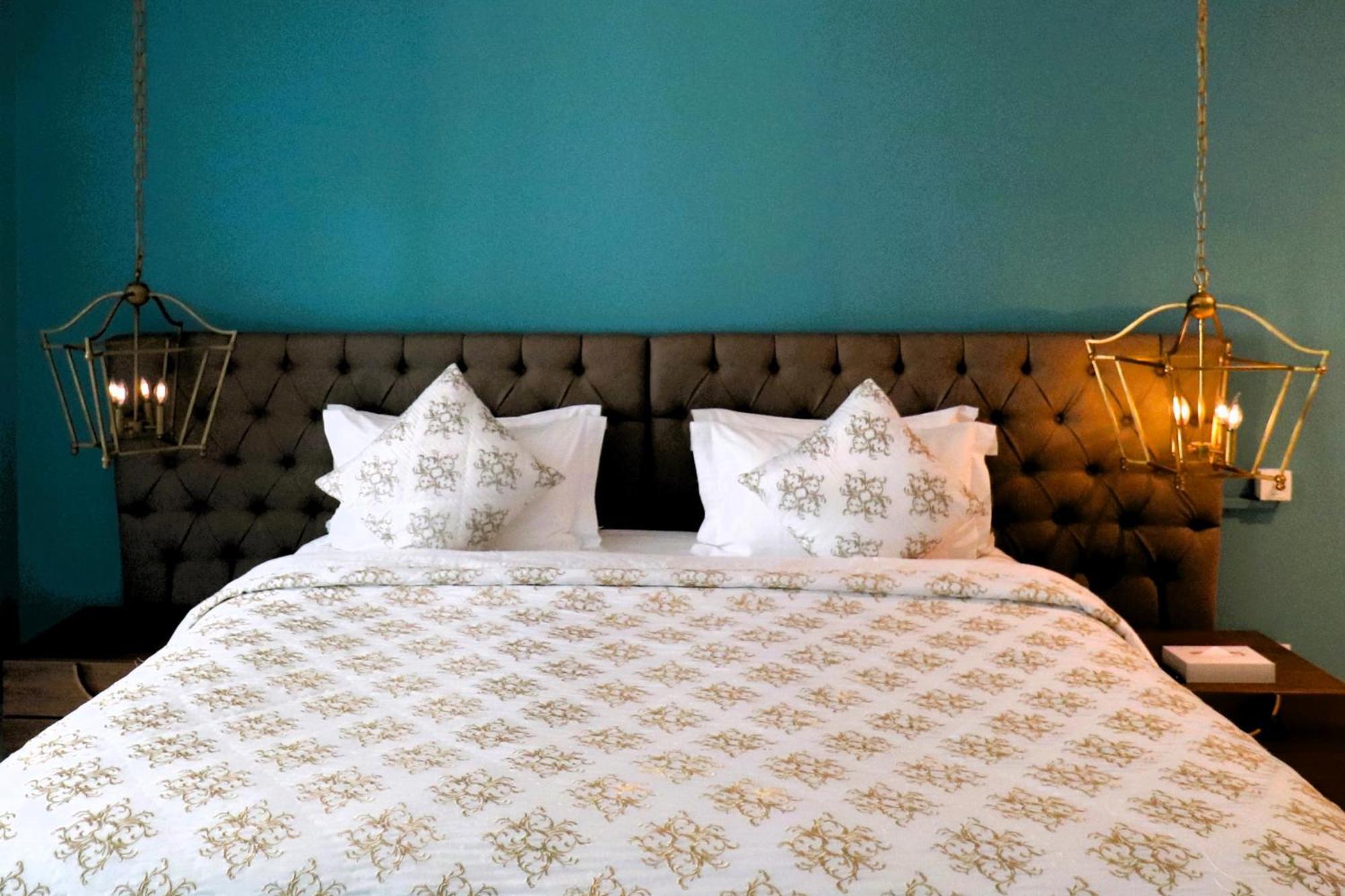 Lagoona Beach Luxury Resort And Spa Manáma Kültér fotó A bed with a duvet