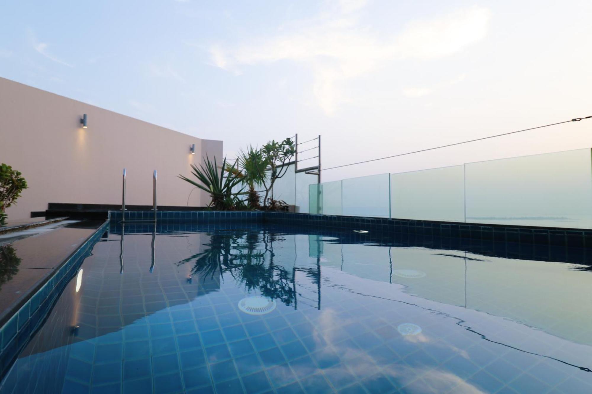 Lagoona Beach Luxury Resort And Spa Manáma Kültér fotó Rooftop pool at the hotel