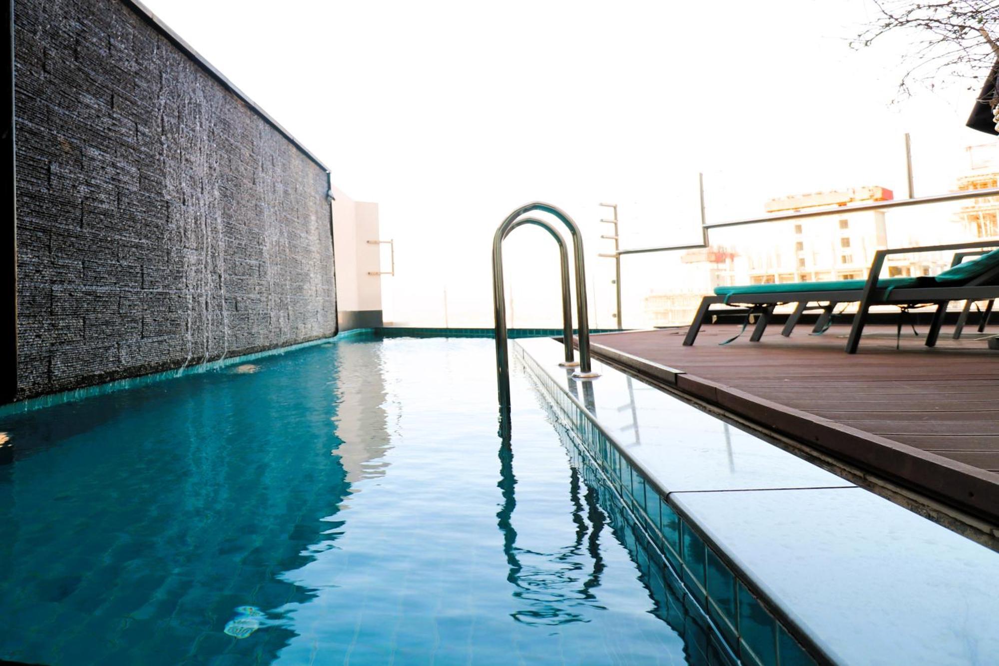 Lagoona Beach Luxury Resort And Spa Manáma Kültér fotó The rooftop pool at the hotel